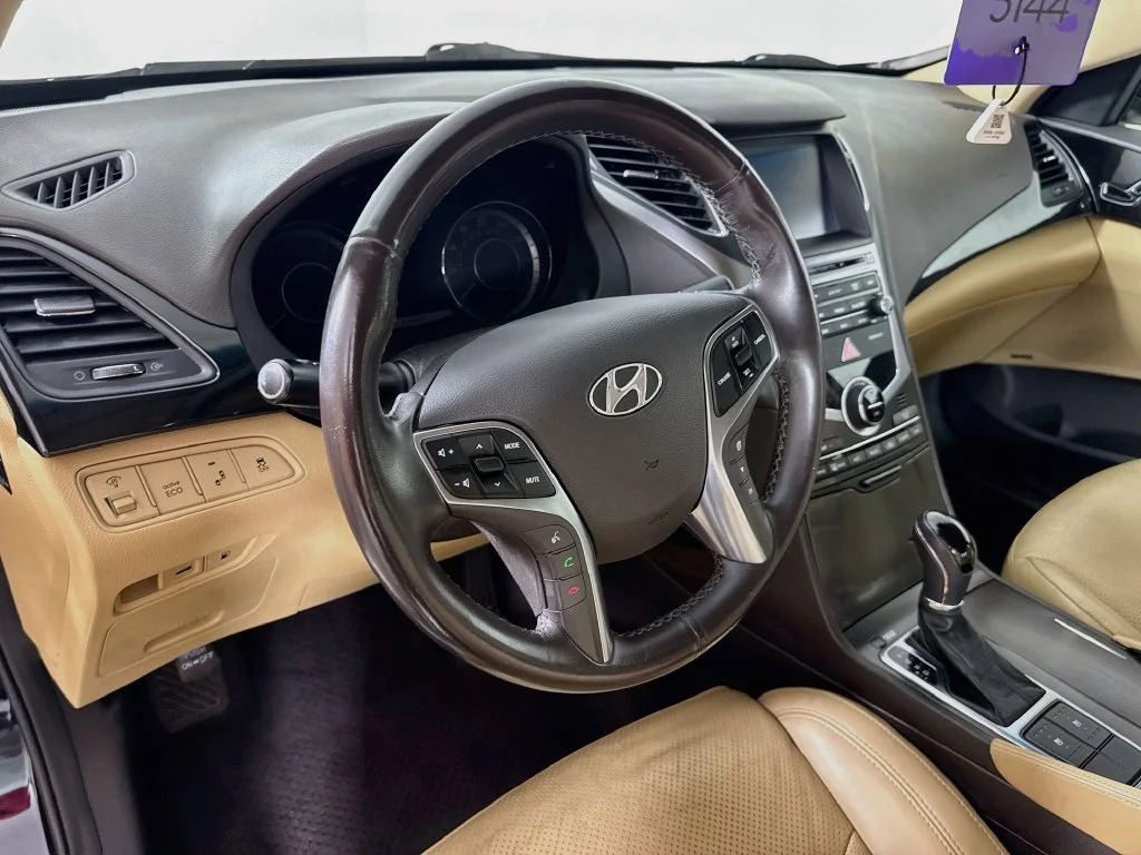 Used 2016 Black Hyundai Base image 9