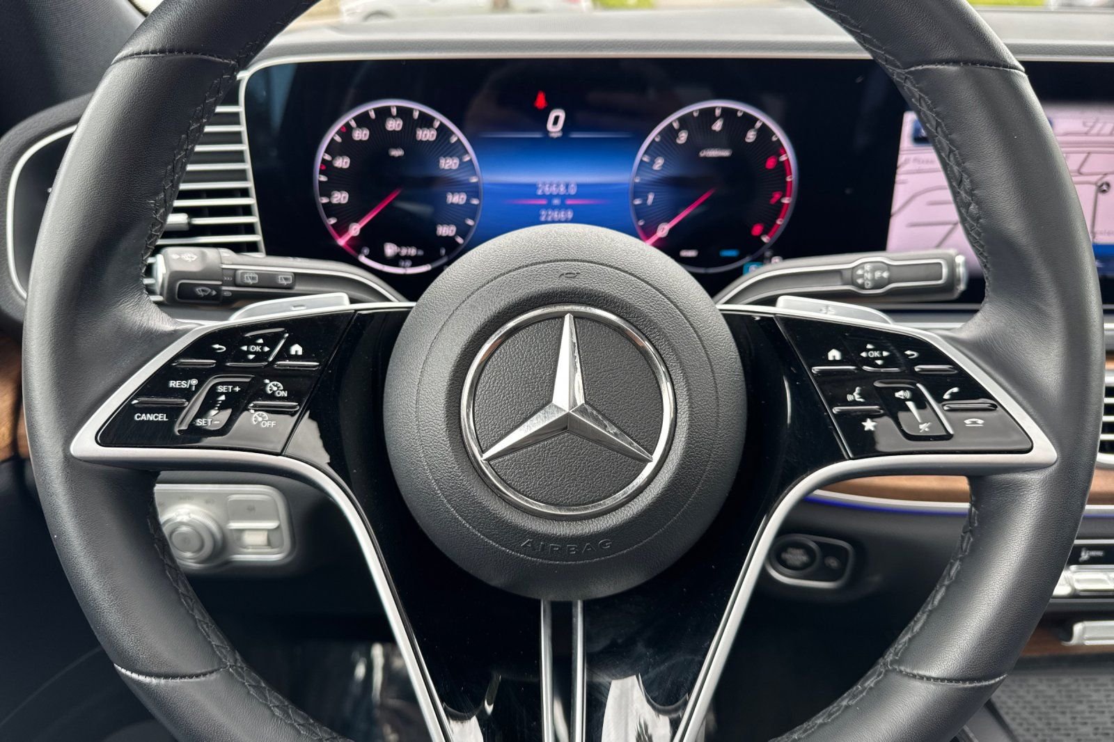 Certified Used 2025  Mercedes-Benz GLE 450 image 24