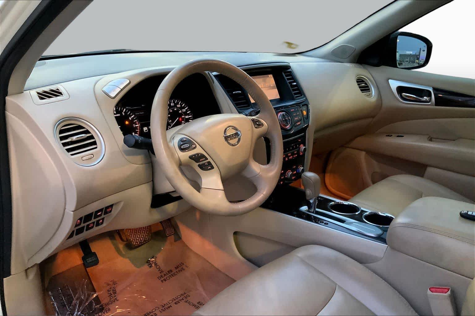 Used 2014 Moonlight White Nissan SL image 17