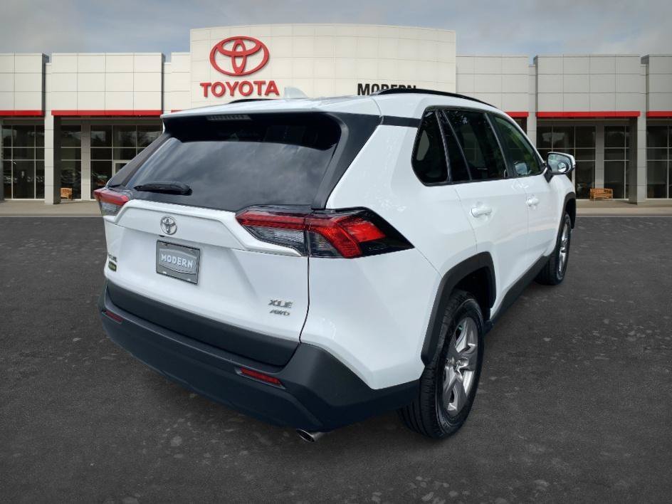 Used 2022 White Toyota XLE image 5