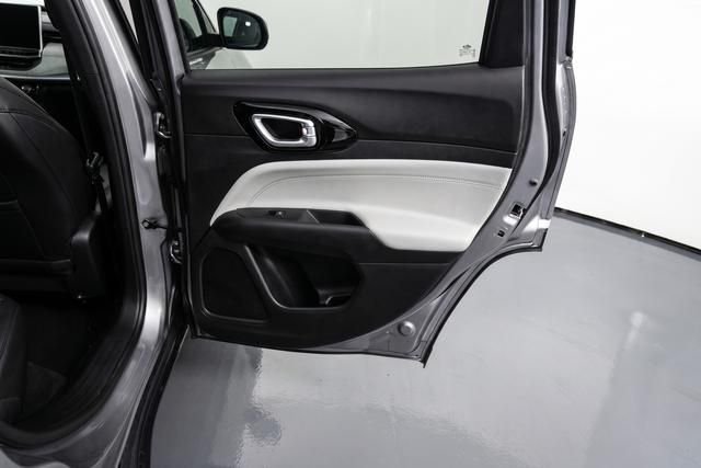Used 2024  Jeep Limited image 18