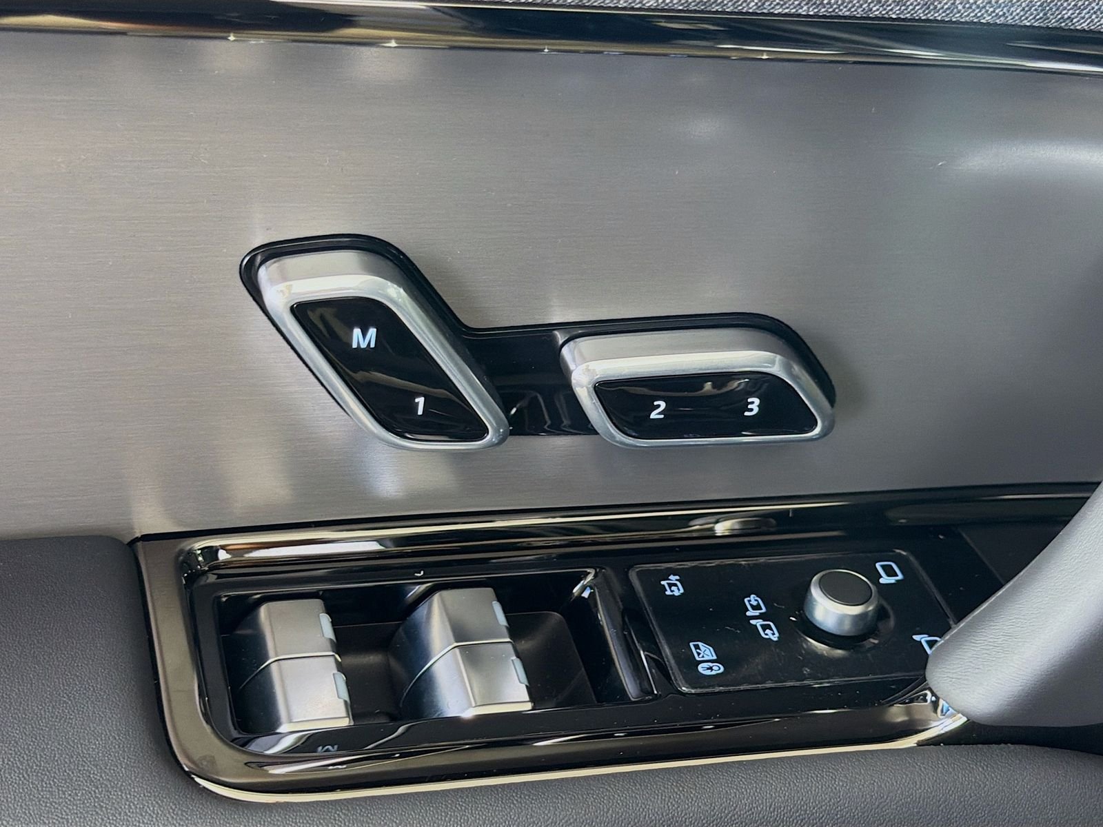 New 2026 Santorini Black Land Rover Dynamic SE image 24