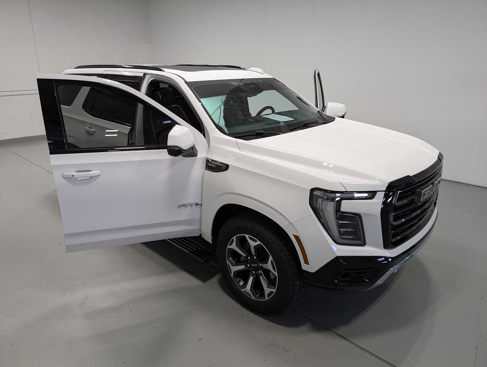 Used 2025 Summit White GMC AT4 Ultimate image 17