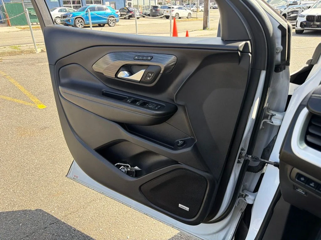 Used 2022 White GMC SLT image 36
