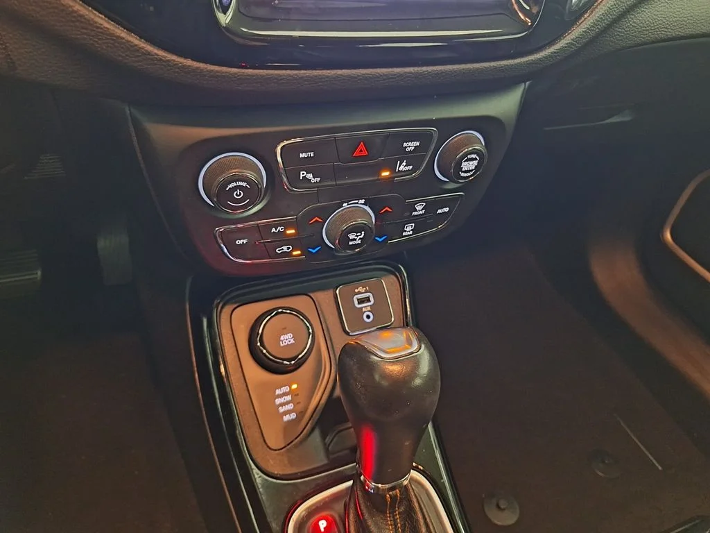 Used 2021 Diamond Black Crystal Pearlcoat Jeep Limited image 13