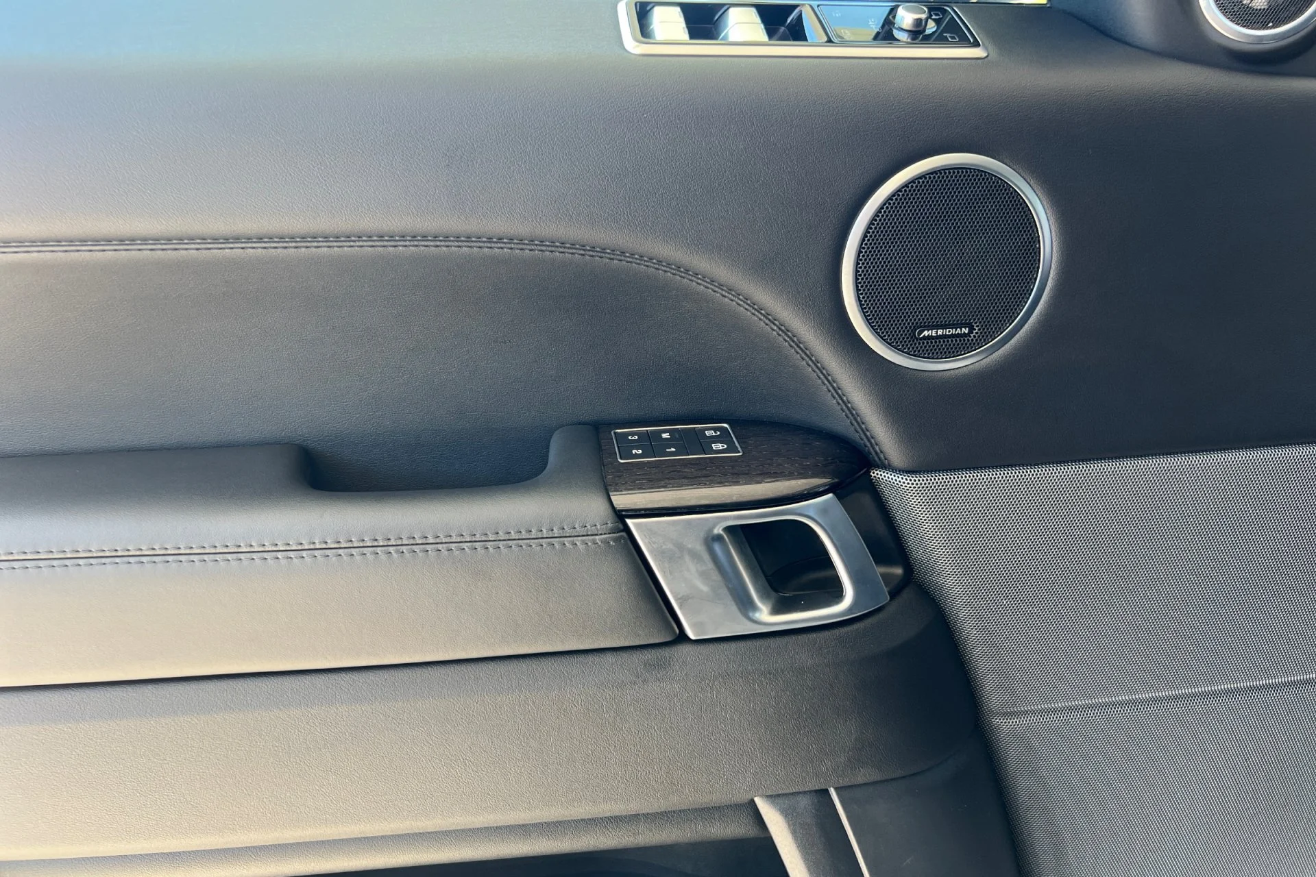 Used 2022 Eiger Grey Metallic Land Rover HSE Silver Edition image 14