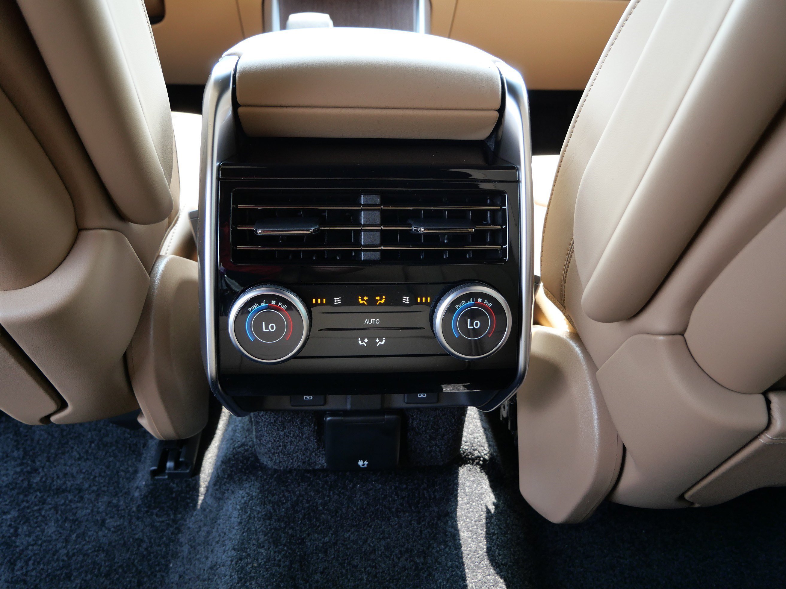 New 2026 Fuji White Land Rover SE image 7