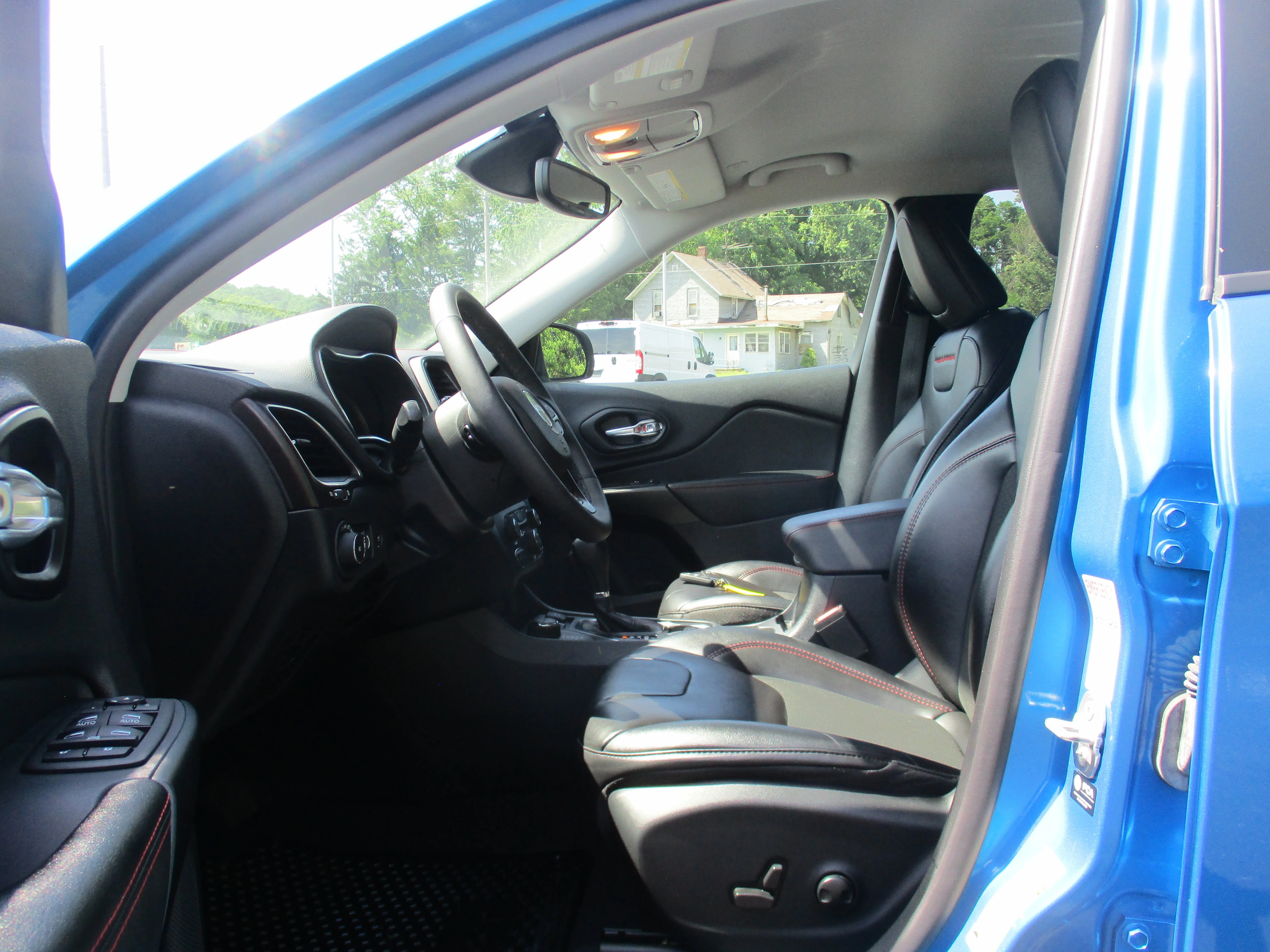 Used 2022 Hydro Blue Pearlcoat Jeep Trailhawk image 29