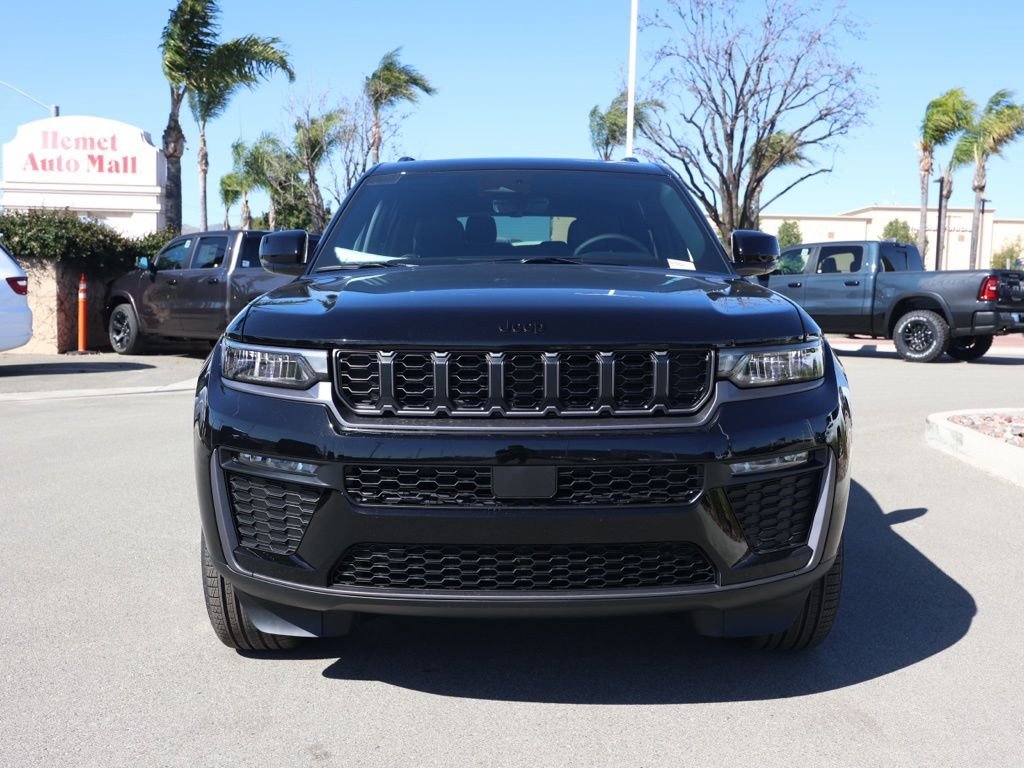 New 2026 Diamond Black Crystal Pearl-Coat Exterior Paint Jeep Limited image 8