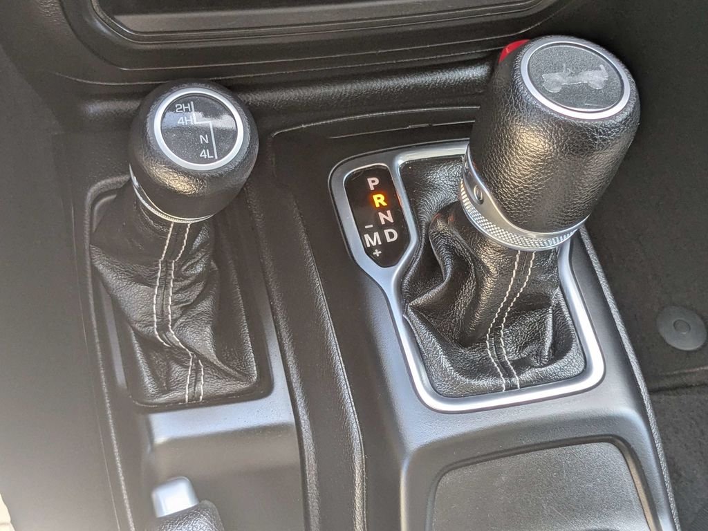 Used 2023 White/off-white Jeep Sahara image 24