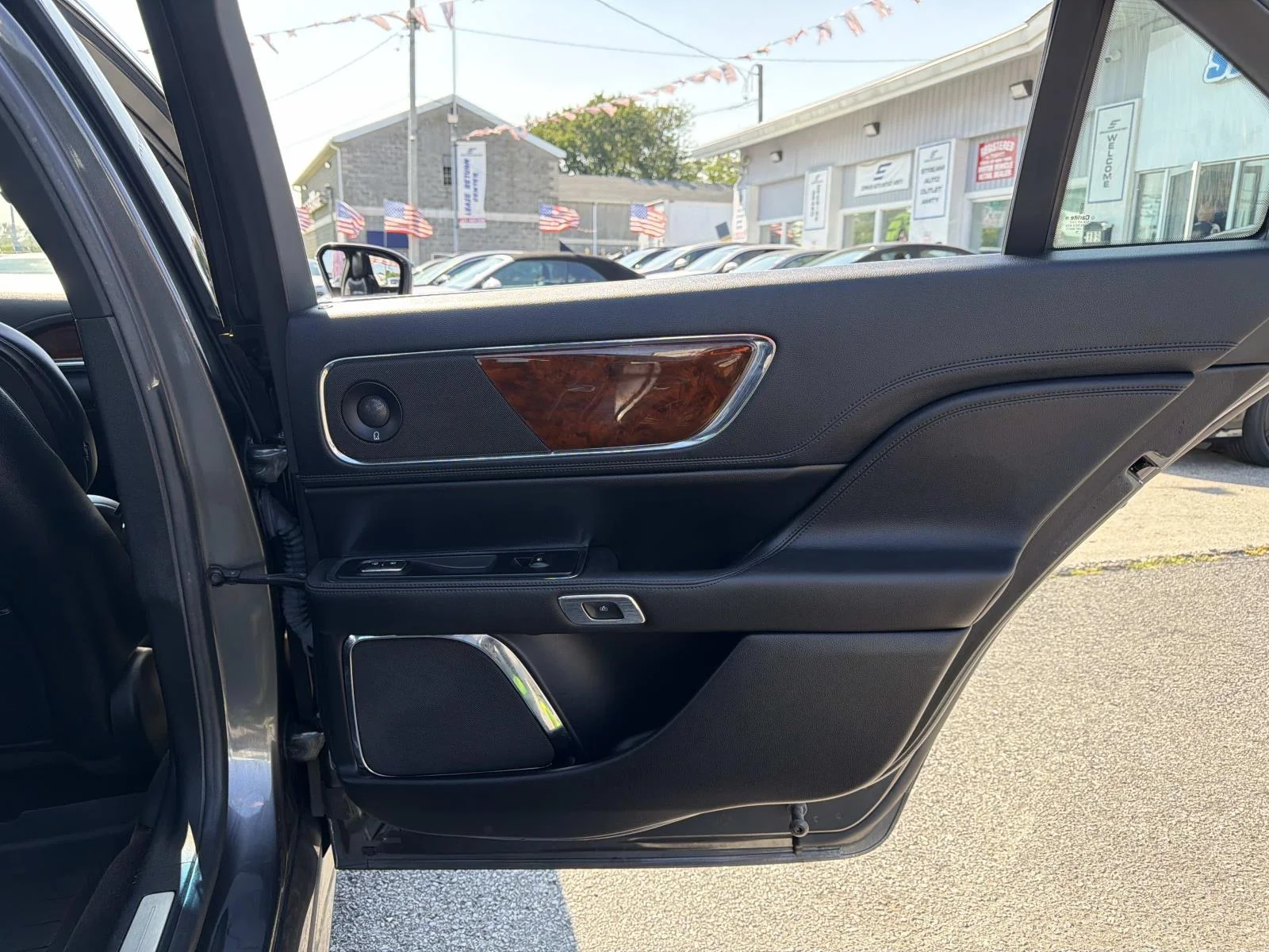 Used 2018 Gray Lincoln Reserve image 18