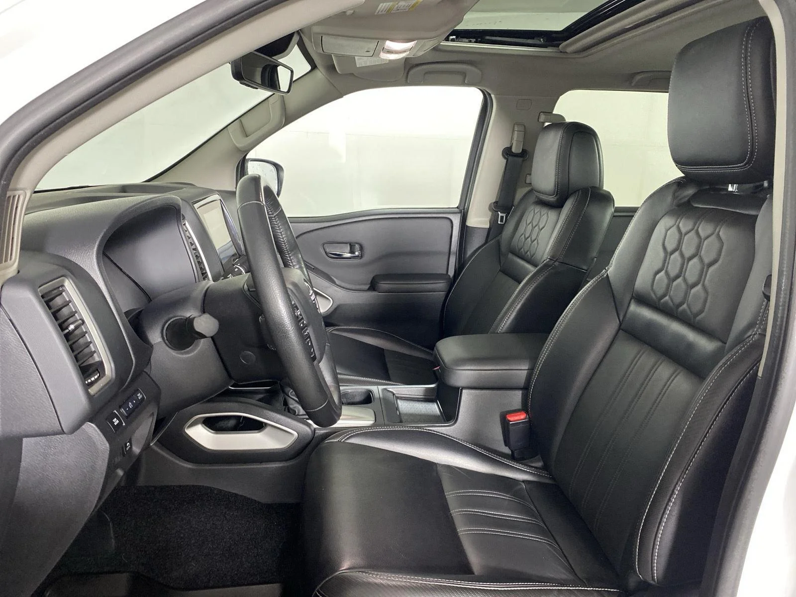 Used 2024 Wh Nissan SL image 10