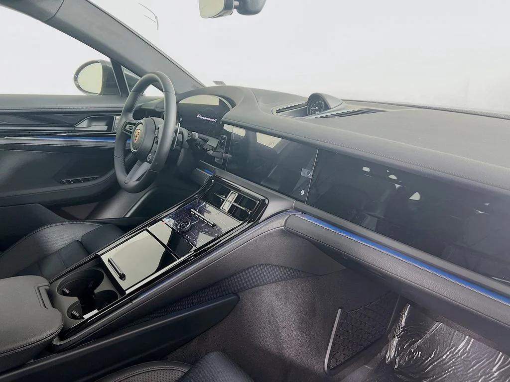 2025 Porsche Panamera 4 E-Hybrid - Photo 31