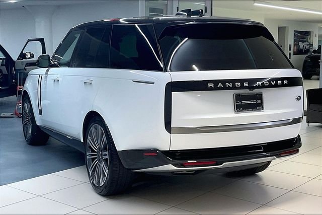 Used 2023 White Land Rover SE image 16