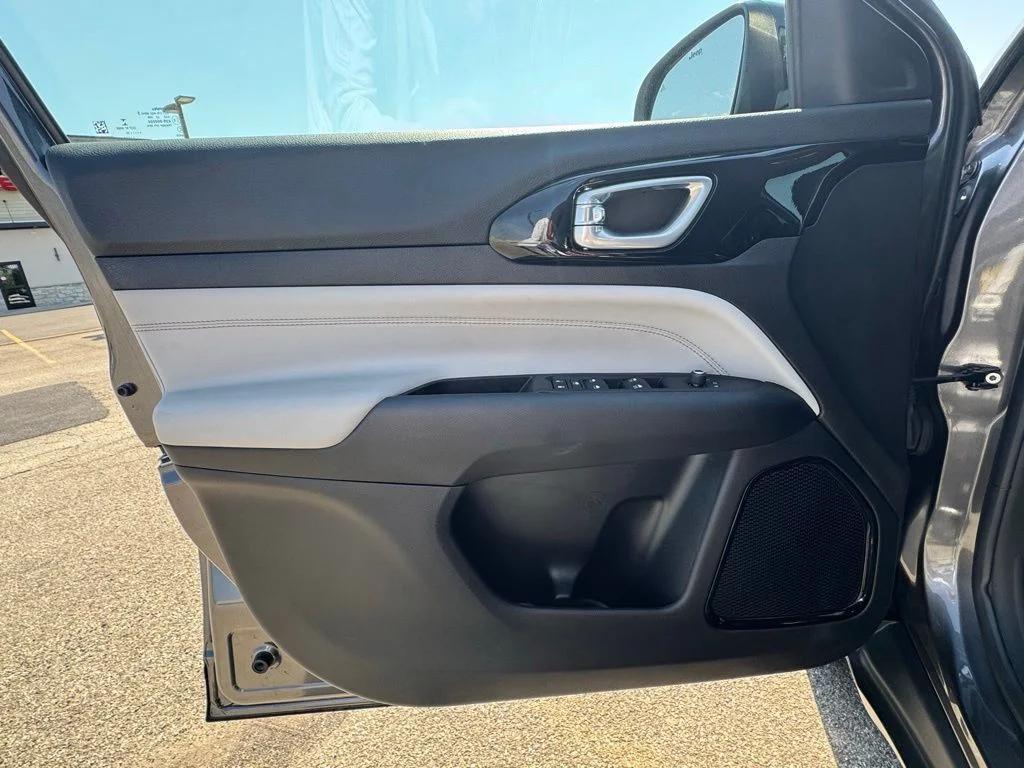 Used 2022 Gray Jeep Limited image 15