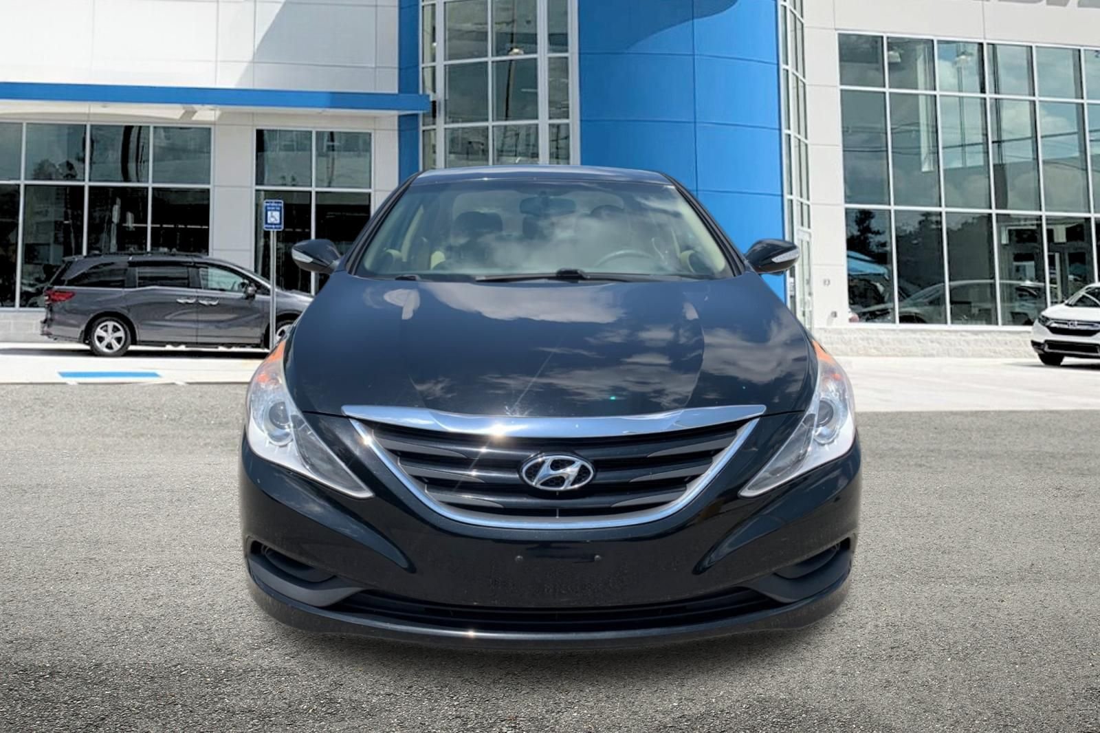 Used 2014 Black Hyundai GLS image 8