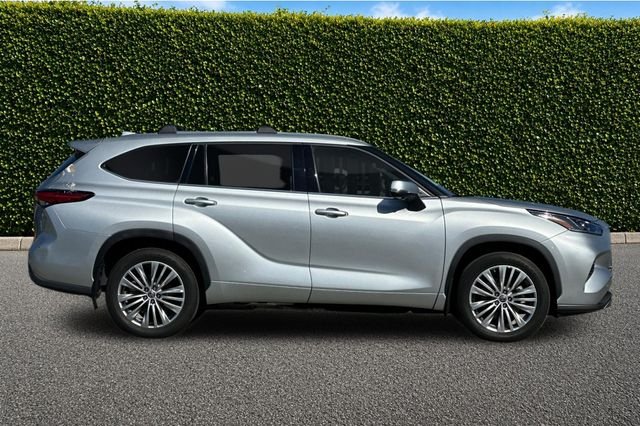Used 2023 Silver Toyota Platinum image 3