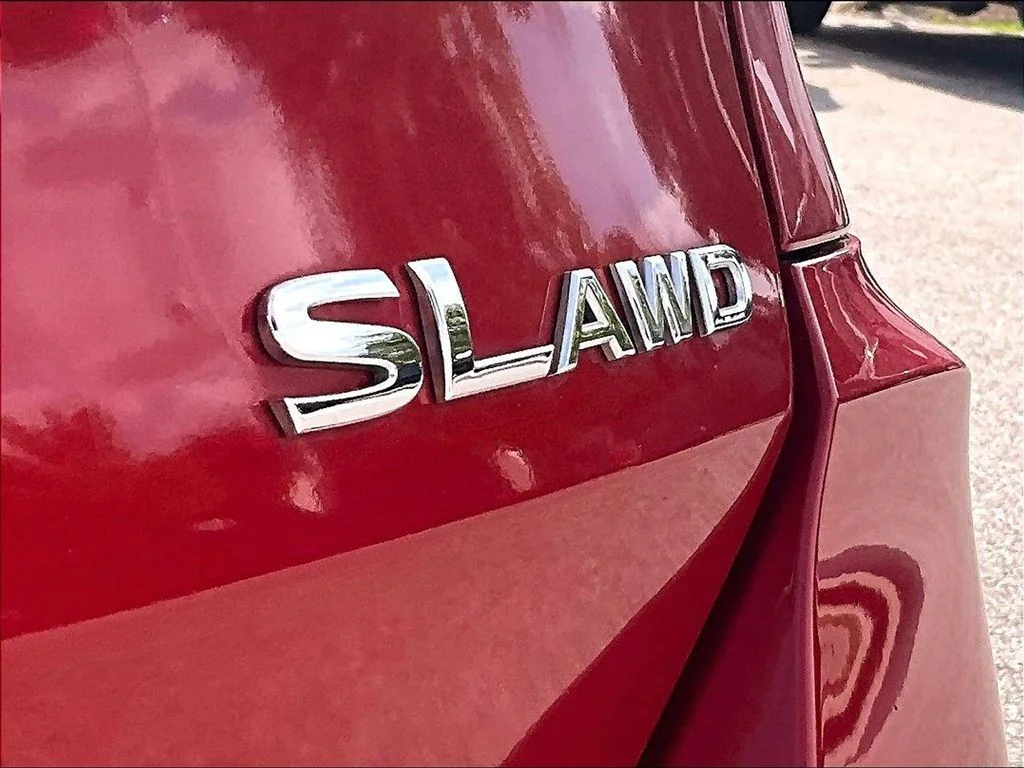 Used 2017 Red Nissan SL image 7