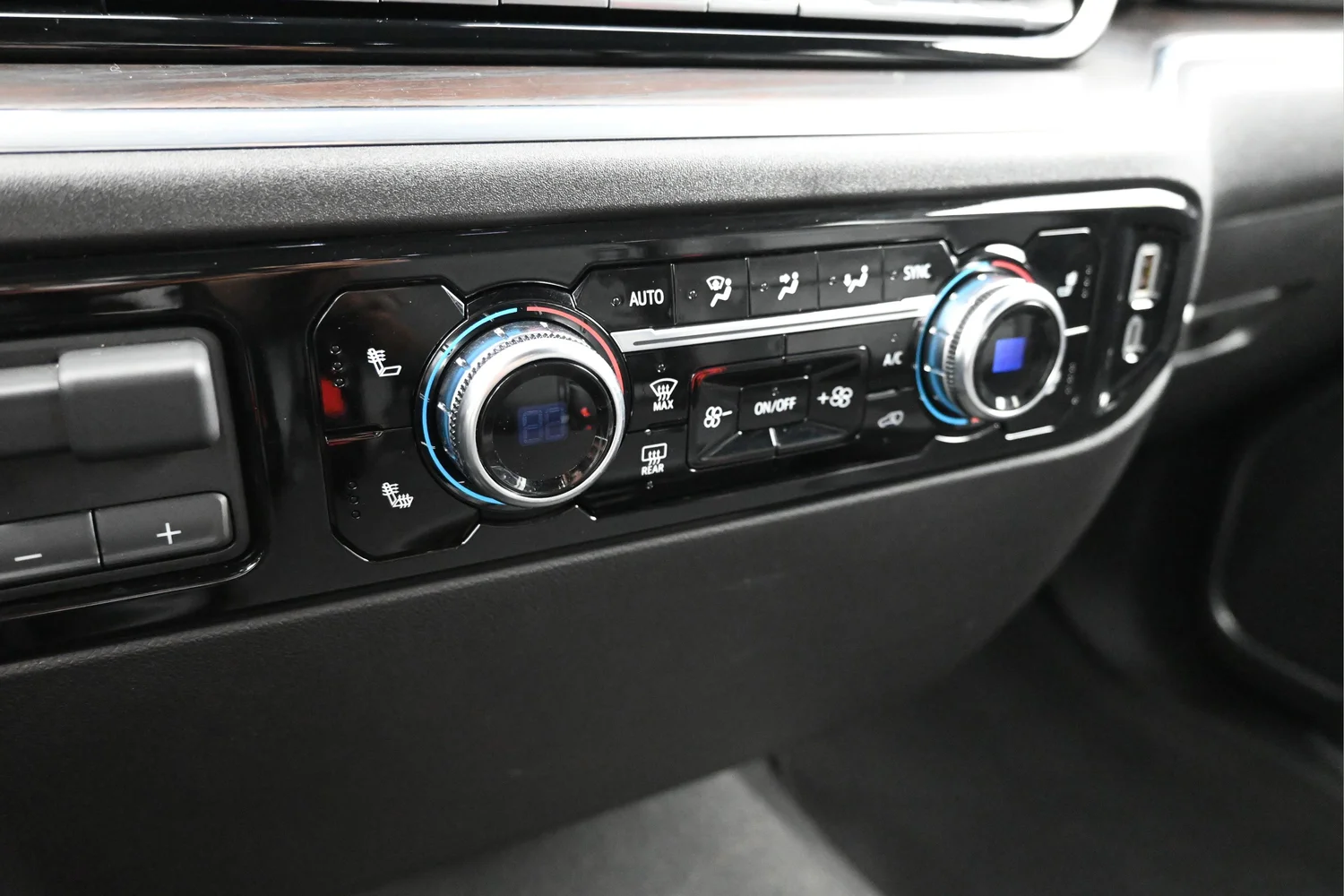 Used 2025 White GMC SLT image 24