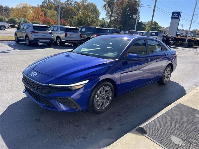 2024 Hyundai Elantra SEL photo 3