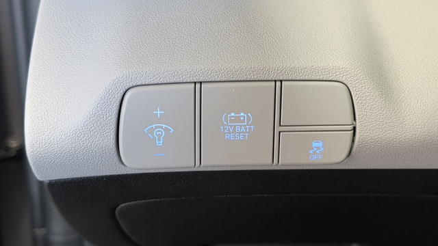 Certified Used 2025 Fluid Metal Hyundai Limited image 30