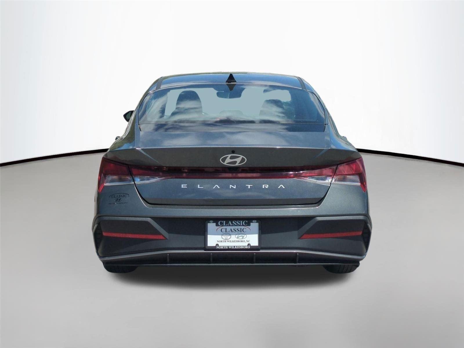 Used 2025 Amazon Gray Hyundai SE image 4