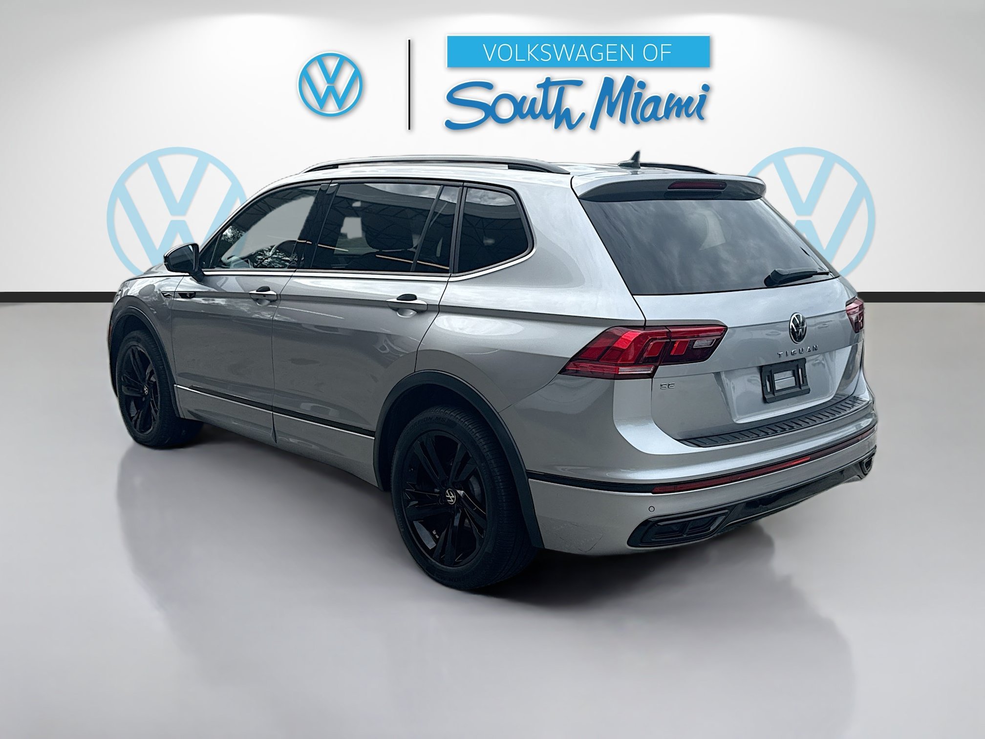 Certified Used 2023 Silver Metallic Volkswagen SE R-Line Black image 5