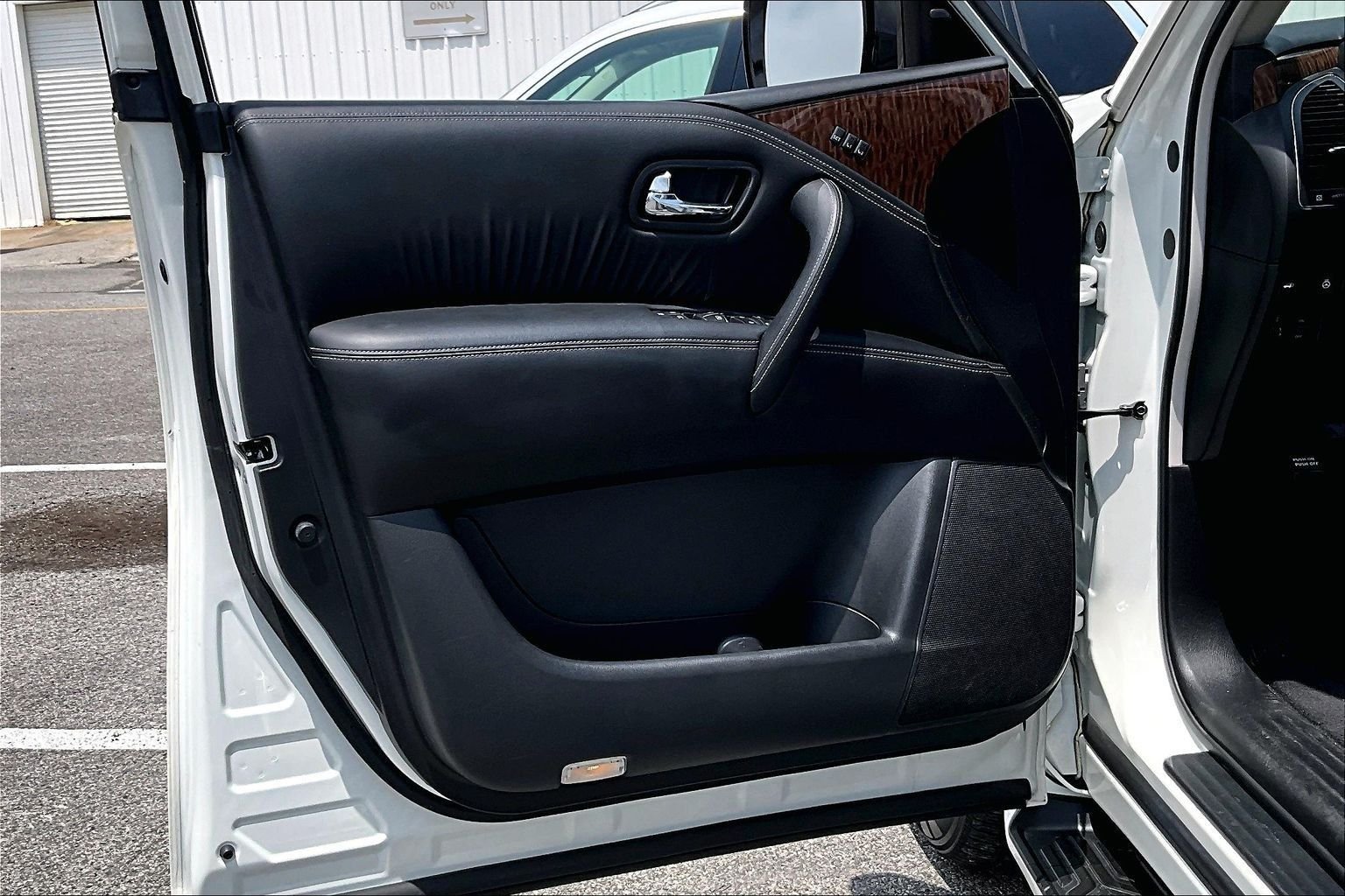 Used 2019 Pearl White Nissan Platinum image 18