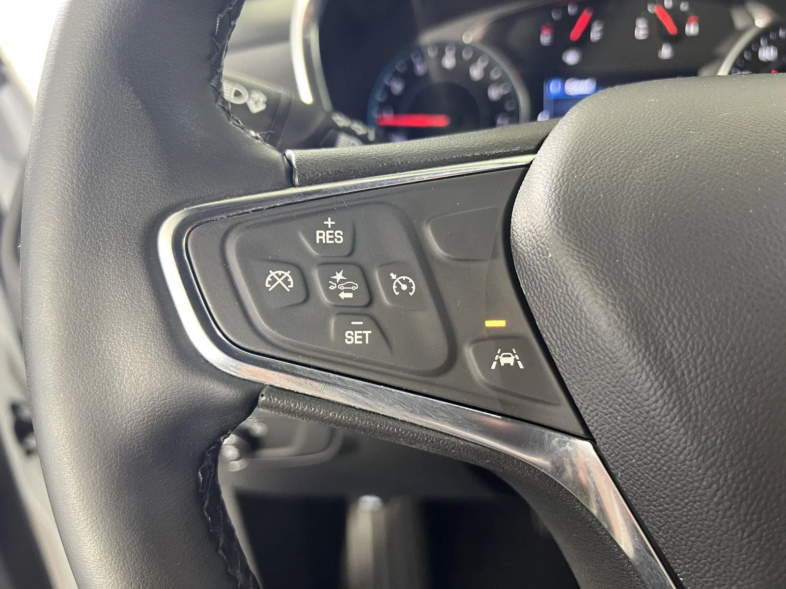 Used 2024 Summit White Chevrolet LT image 9