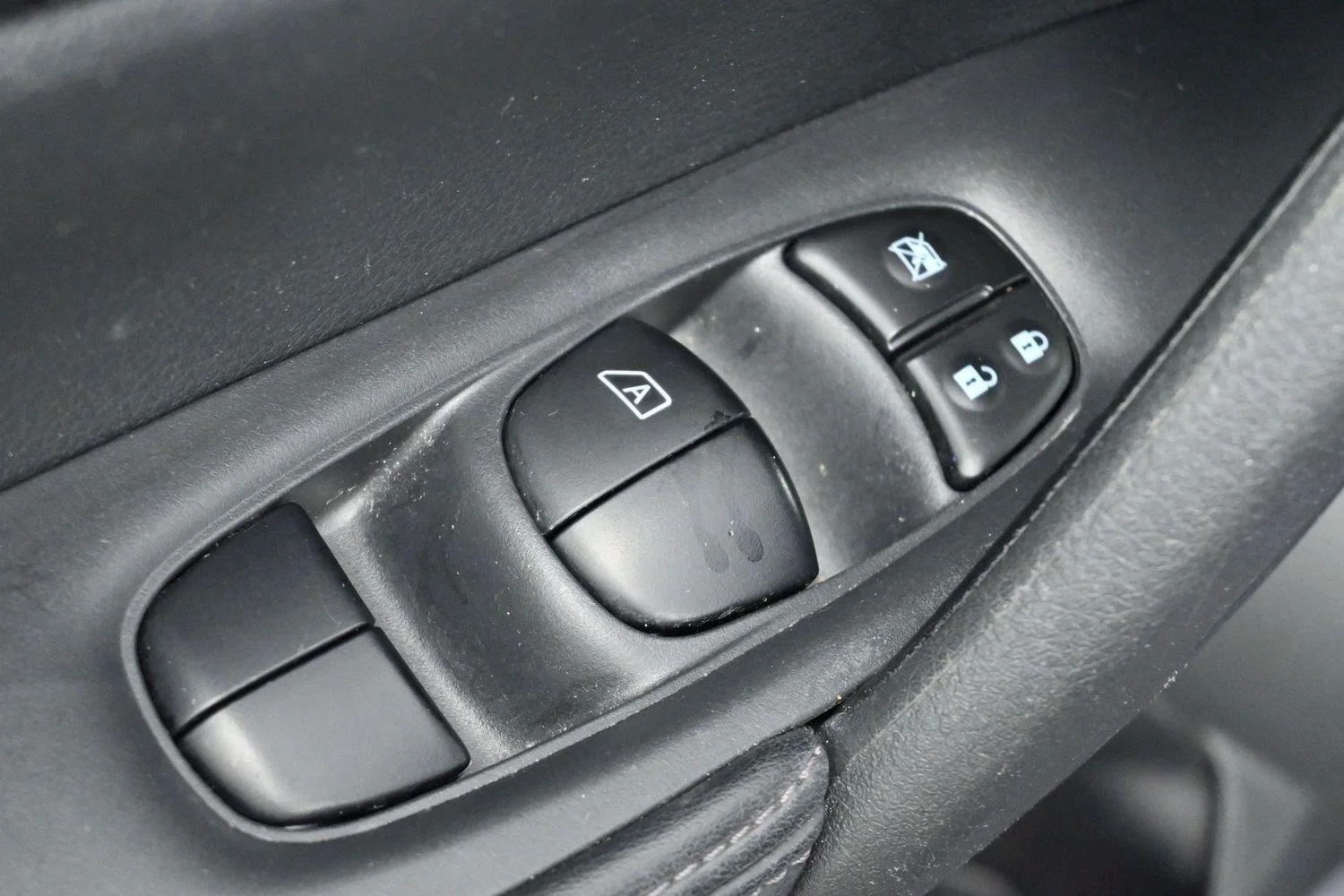 Used 2018 Caspian Blue Nissan SV image 13