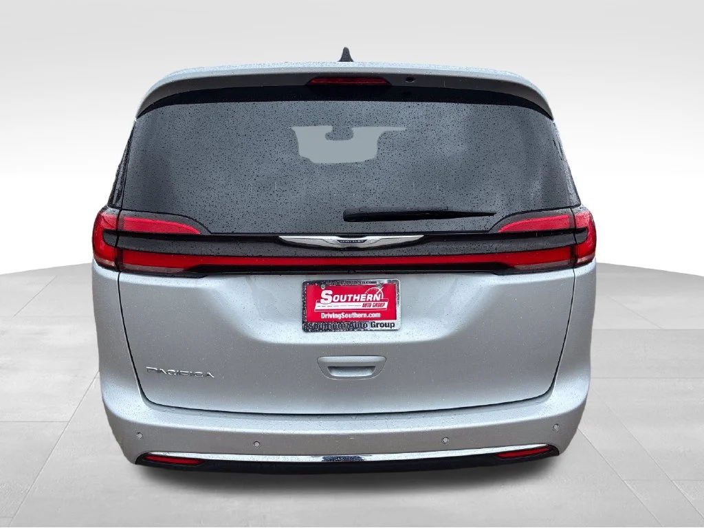 Used 2024 Silver Chrysler Touring L image 4