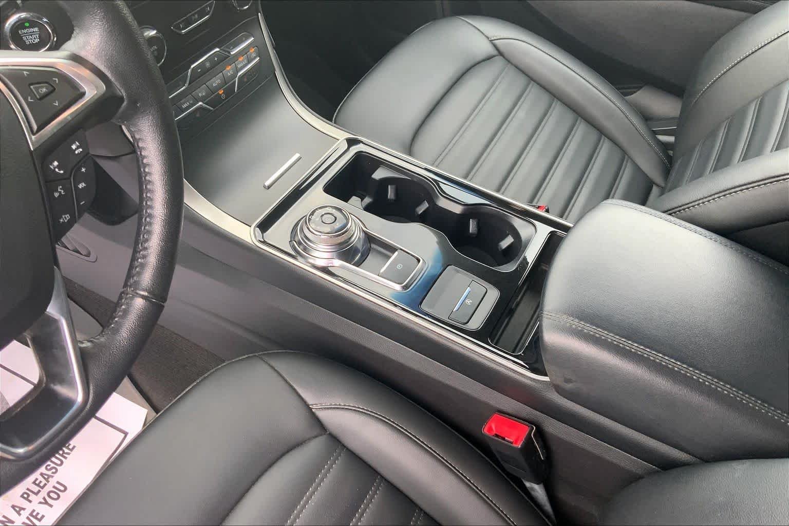 Used 2019 Oxford White Ford SEL image 17