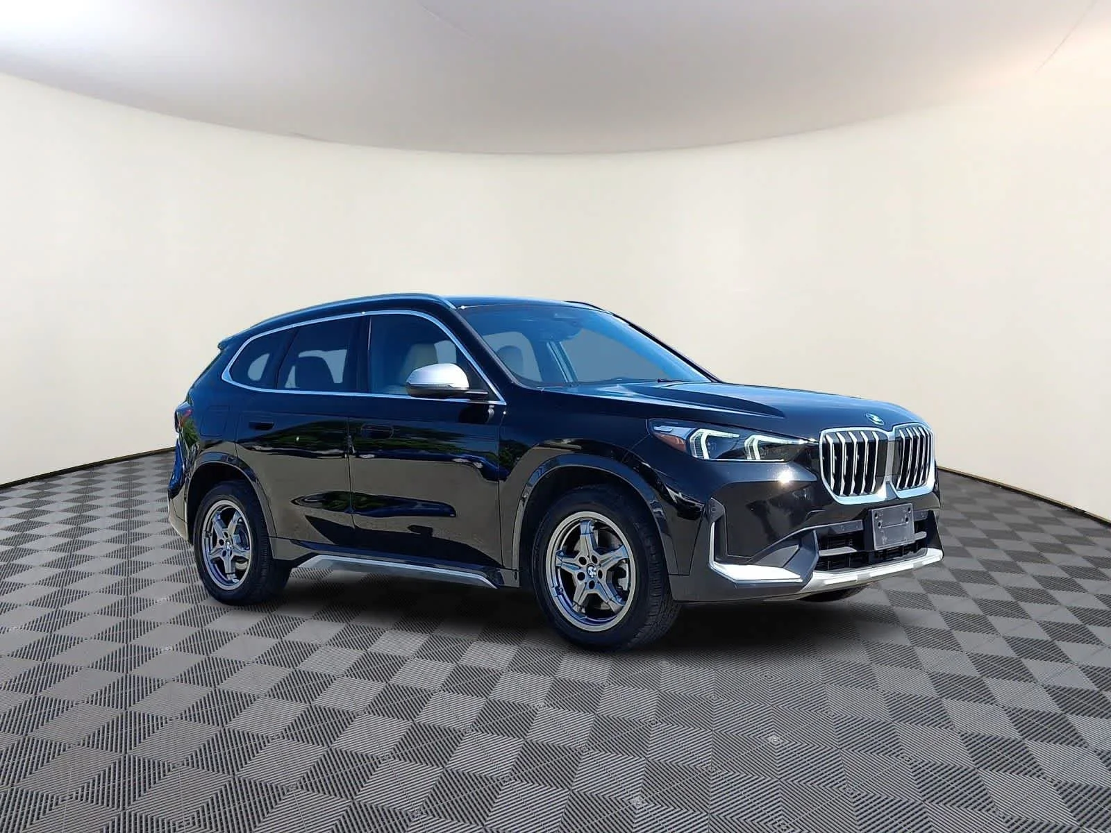 Used 2023 Jet Black BMW xDrive28i image 4