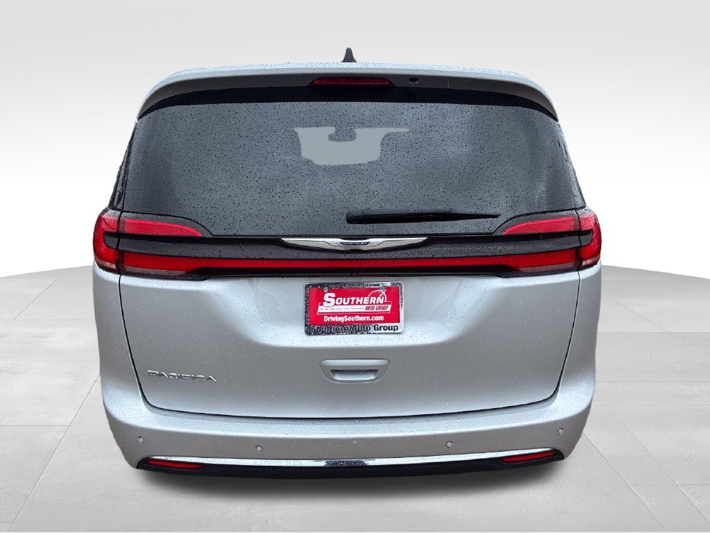 Used 2024 Silver Chrysler Touring L image 4