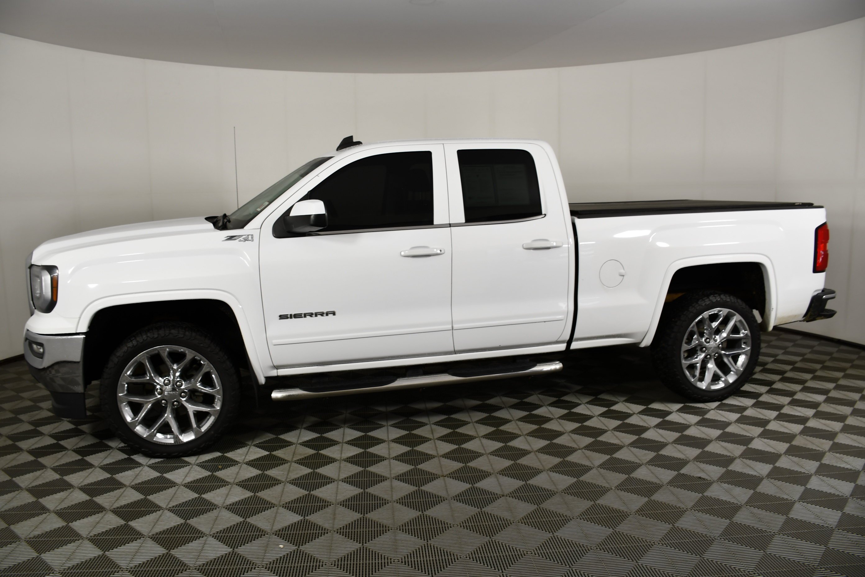 Used 2018 Summit White GMC SLE image 9