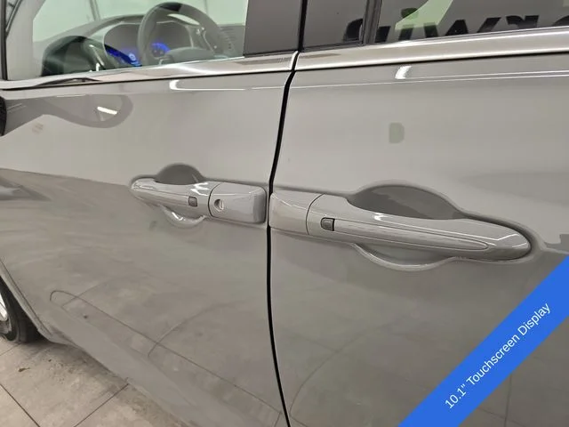 Used 2025 Ceramic Gray Clearcoat Chrysler Select image 17