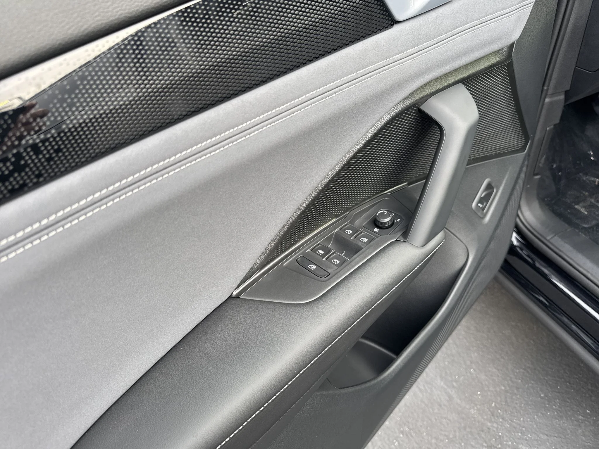 New 2026 Deep Black Pearl Volkswagen SE image 12