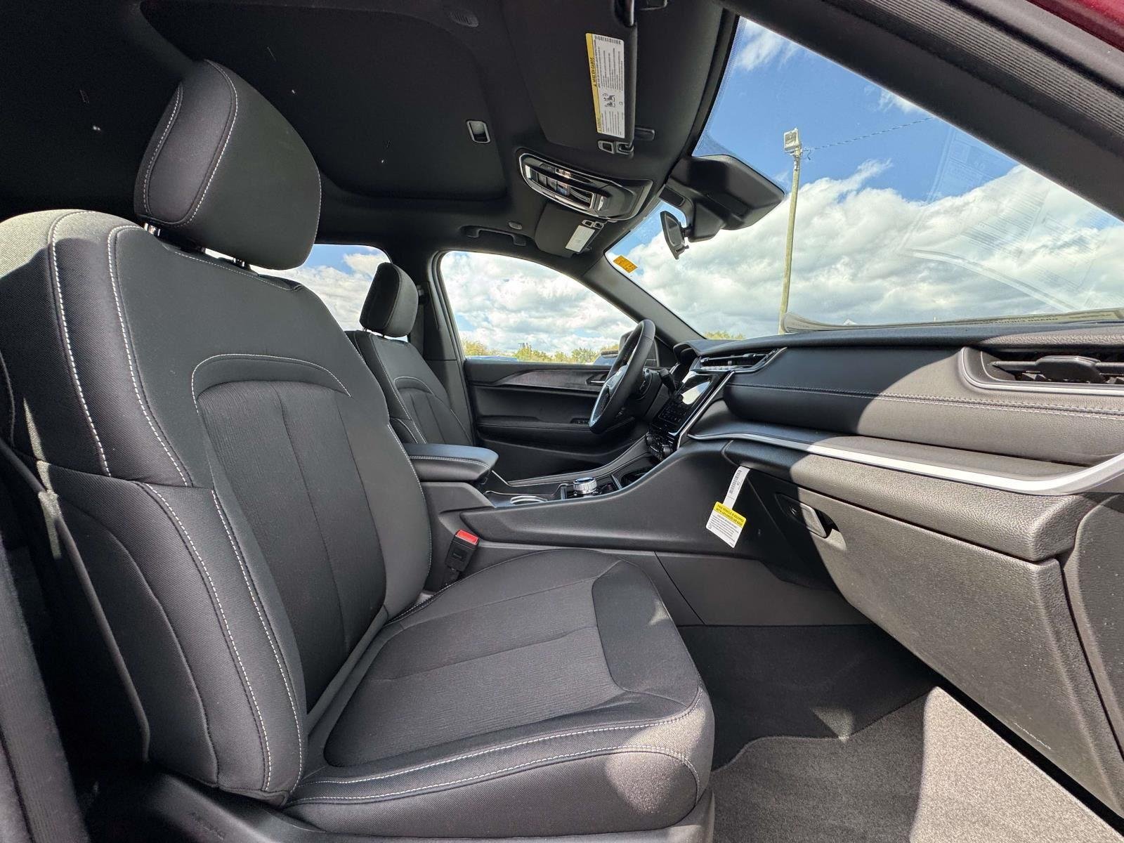 New 2025 Velvet Red Pearl-Coat Exterior Paint Jeep Laredo X image 13
