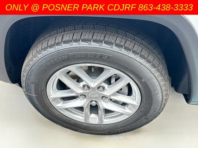 New 2026 Bright White Clear-Coat Exterior Paint Jeep Laredo image 30