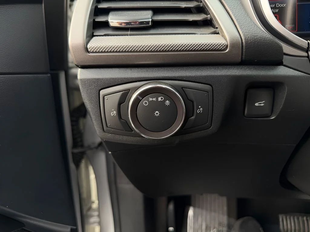 Used 2019 Silver Ford SE image 9