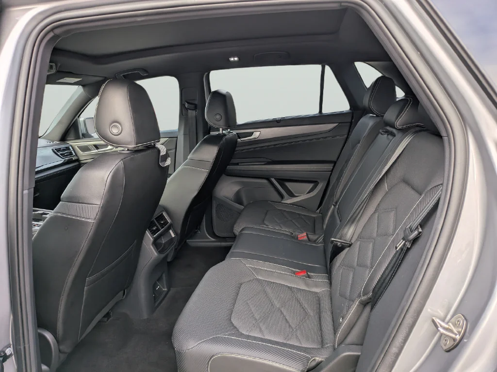 Used 2024 Silver Volkswagen 2.0T SE w/Technology image 17