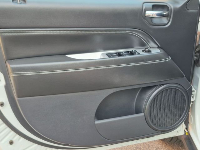 Used 2014 White Jeep Latitude image 12