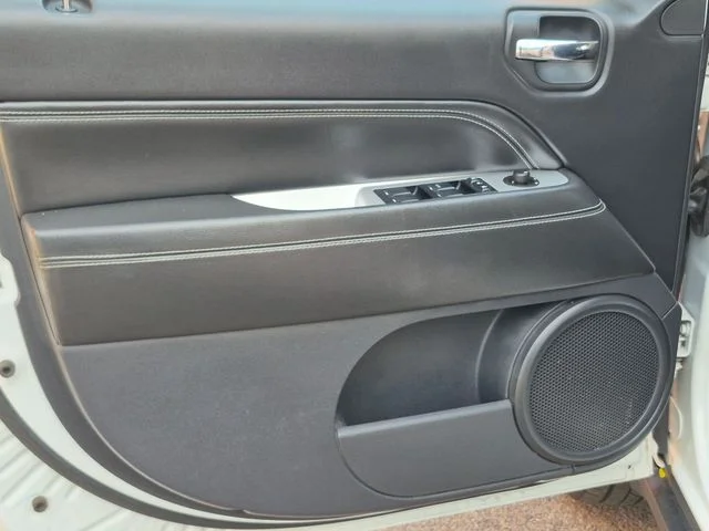 Used 2014 White Jeep Latitude image 12