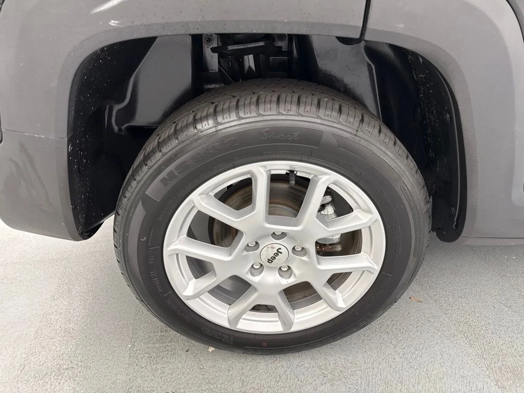 Used 2023 Black Jeep Latitude image 11