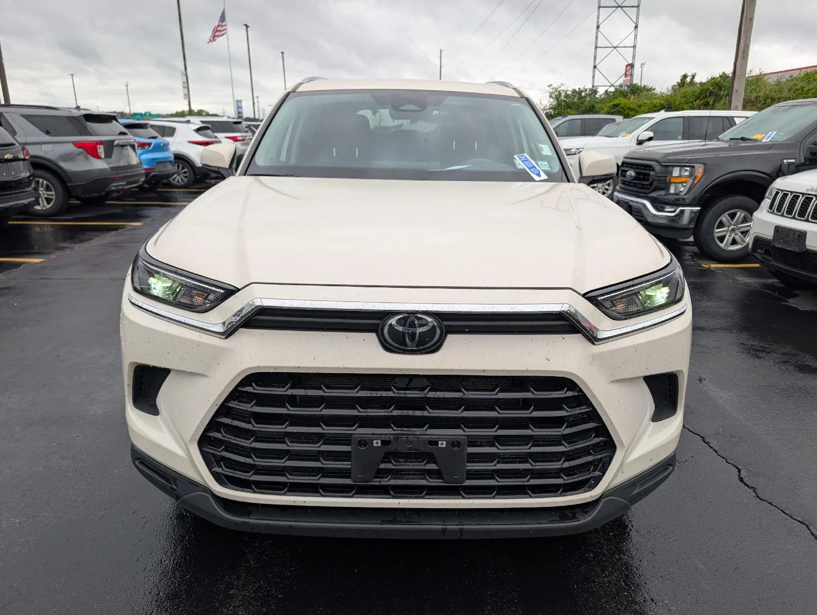 Used 2024  Toyota XLE image 2