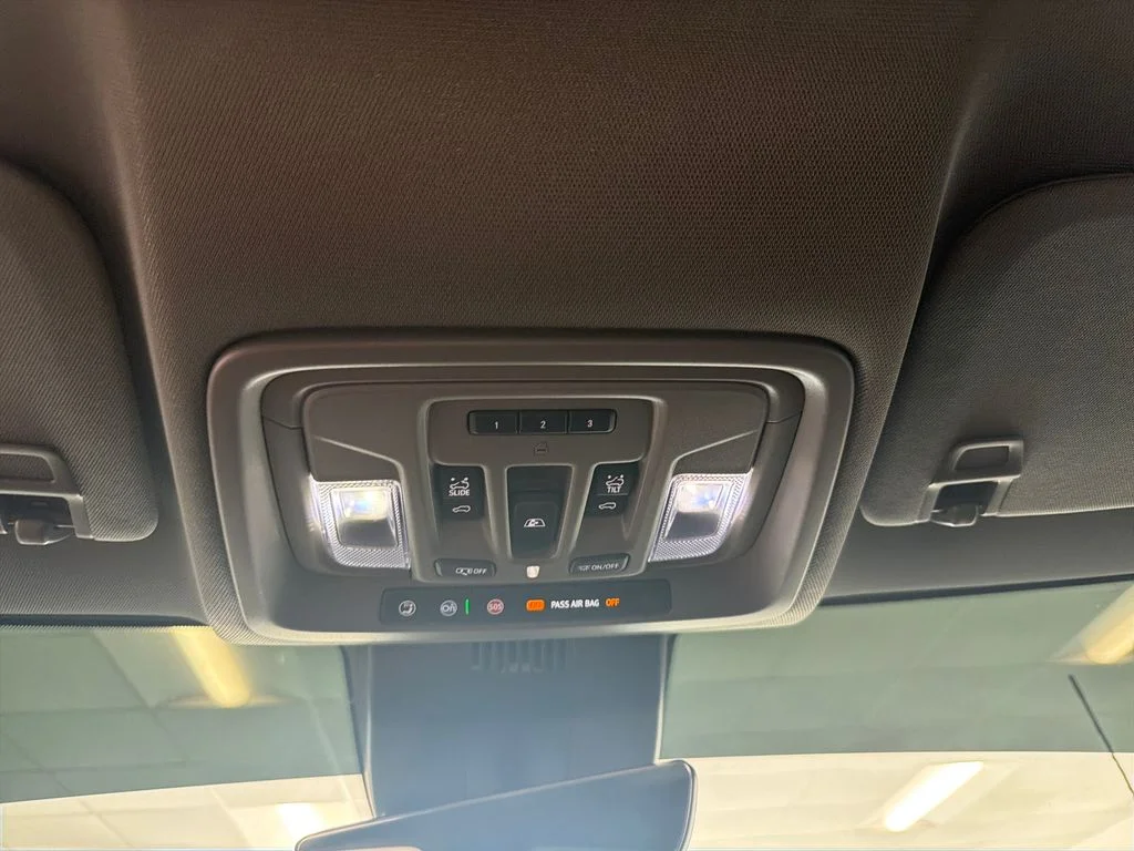 Used 2025 Silver GMC Denali image 18