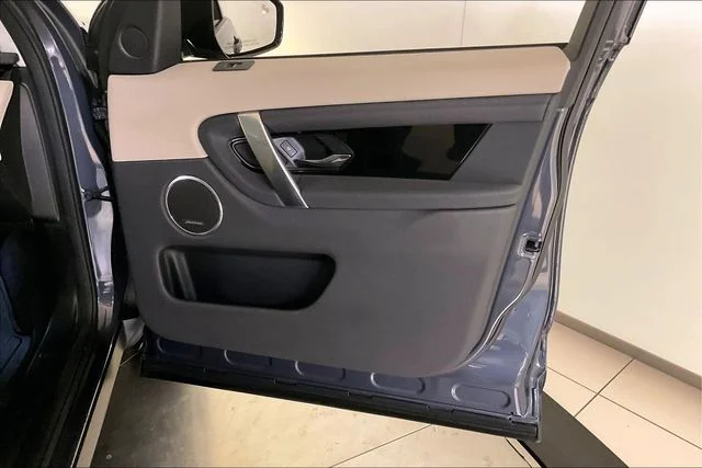Used 2025 Blue Land Rover S image 30