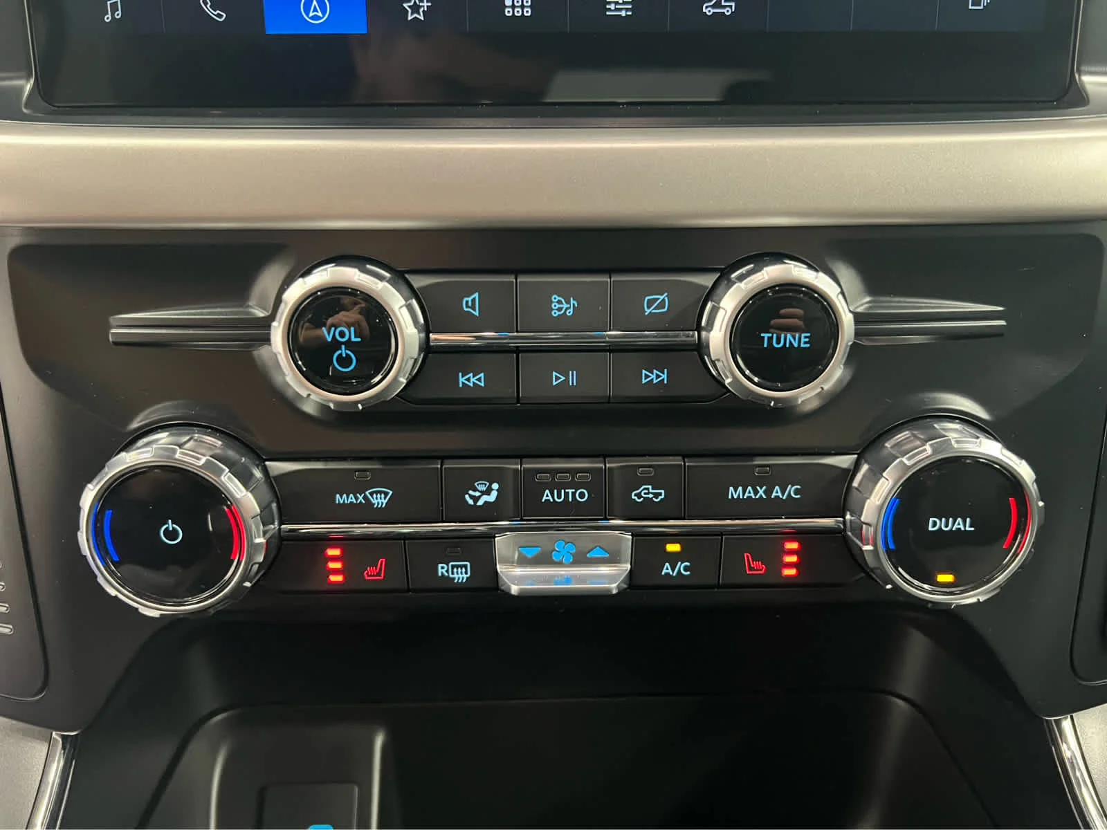Used 2023 Azure Gray Metallic Tri-Coat Ford XLT image 23