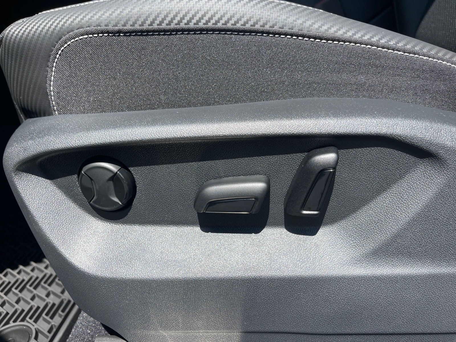 New 2026 Silver Mist Metallic Volkswagen SE image 9
