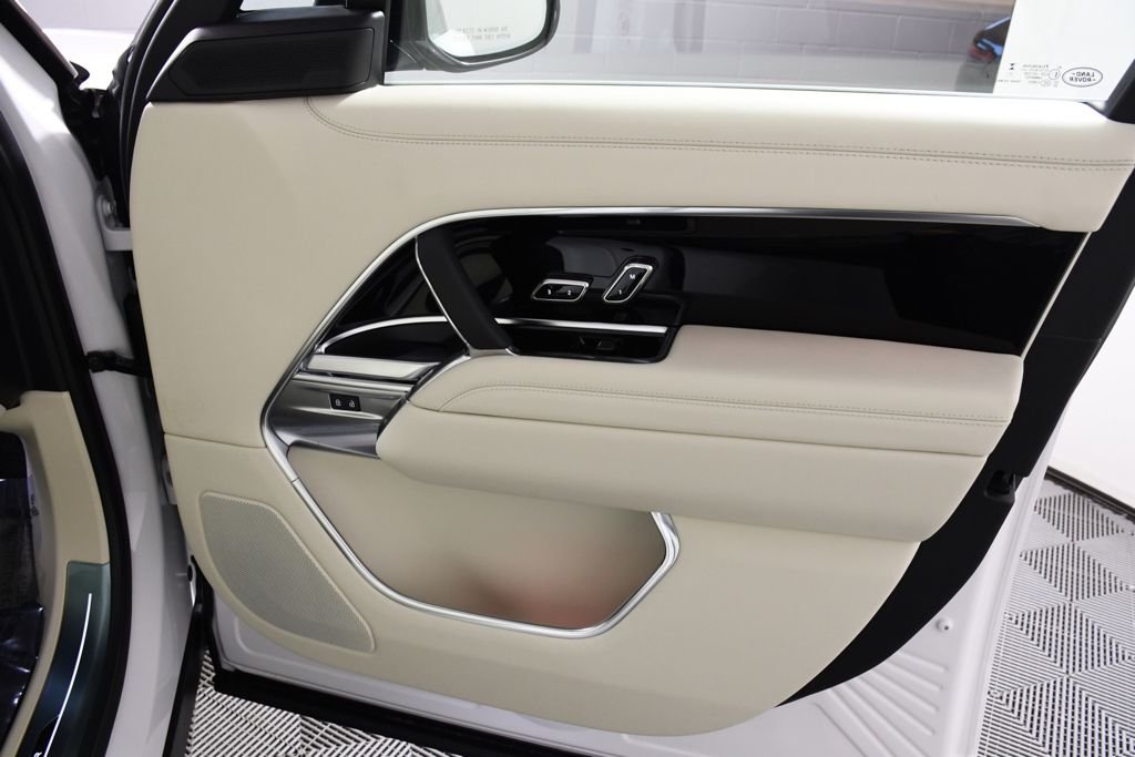 New 2026 Ostuni Pearl W Land Rover SE image 17
